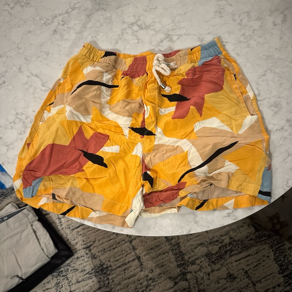 Men’s beach style yellow and blue casual shorts!